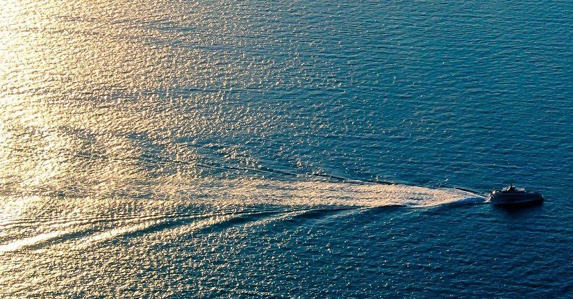 Schiff in der Abendsonne auf dem Meer