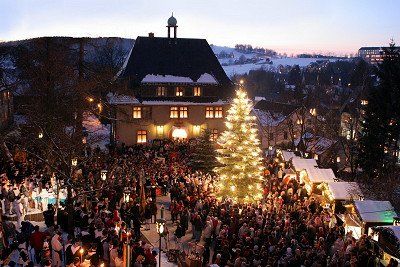Blick von oben auf den Weihnachtsmarkt in Seiffen