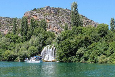 Ausflugsboot vor dem Wasserfall Roski slap