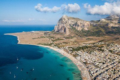 Blick von oben auf den Strand San Vito la Capo auf Sizilien