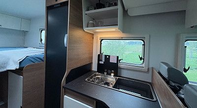 Kuechenzeile im Corigon Wohnmobil T 70 S