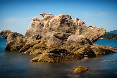 Felsformation im Meer an der Costa Smeralda auf Sardinien