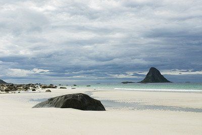 Sandstrand und Vogelfelsen bei Bleik auf Andoya