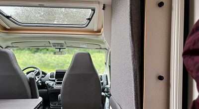 hochgeklapptes Easy-Fold-Bett im Sunlight Wohnmobil V 67 S