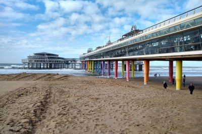 Pier in Scheveningen vom Strand aus gesehen