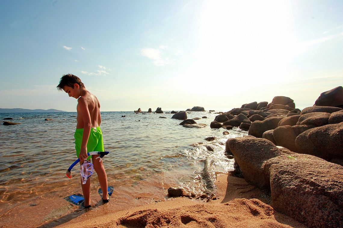 Junge mit Schnorchel auf Korsika