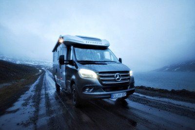 Hymer Wohnmobil B-MC T bei Nebel und Regen auf Schotterstrasse in Island - Jetzt mehr zum B-MC T bei Hymer erfahren