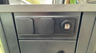 Stromanschluesse im Kuechenblock des Sunlight Campervns Cliff 4x4 Greentrek