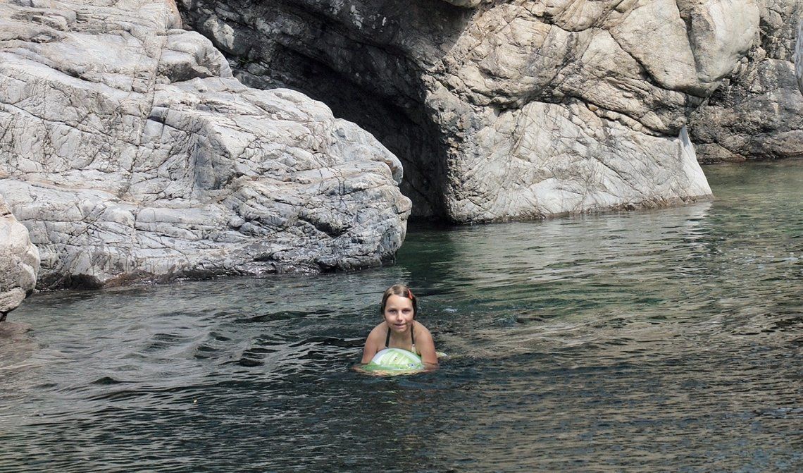Schwimmen in natürlichen Wasserbecken des Fango, Korsika