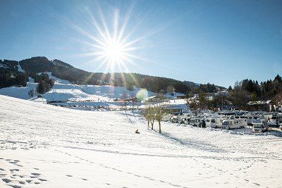 Wohnmobilstellplatz Nesselwang bei Sonnenschein und Schnee