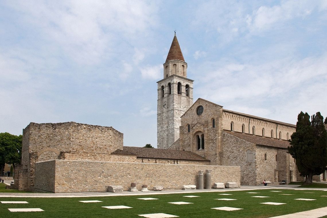 Basilika und Turm in Aquileia von aussen