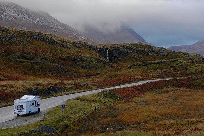 LMC Wohnmobil auf der Strasse Richtung Glencoe