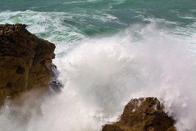 Felskueste bei Nazare in Portugal mit grossen Wellen