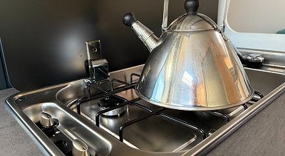 Wasserkessel auf dem Gasherd des Sunlight Campervans Cliff X 600