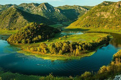 Fluss Crnojevica am Skadar See von oben 