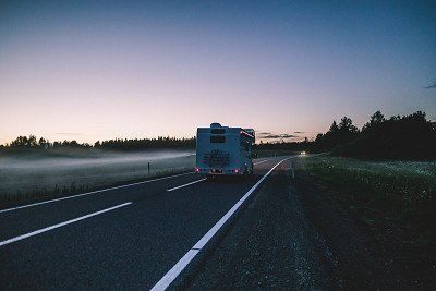 Reisemobil bei Morgengrauen auf Strasse in Estland 