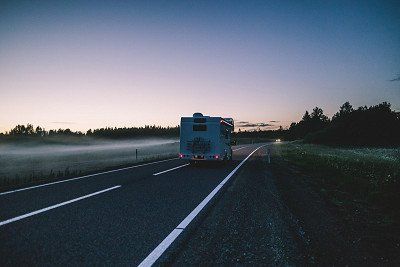 Reisemobil bei Morgengrauen auf Strasse in Estland