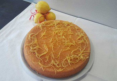 Traditioneller Zitronenkuchen vom Lago Maggiore 