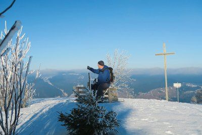 Blick über den verschneiten Schwarzwald vom Blößling