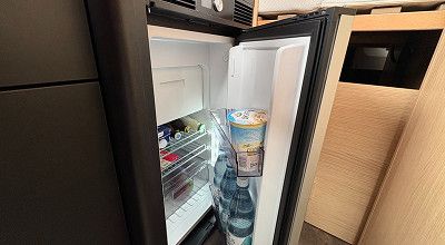 Geoeffneter Kuehlschrank im Sunlight Campervan Cliff 4x4 Greentrek