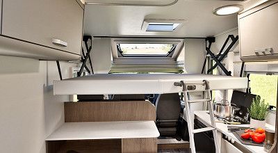 Hubbett im Carado Wohnmobil T135 über Wohnbereich und Gasherd