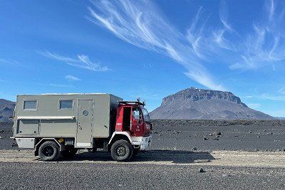 Selbstausgebauter Camper auf Bergstrasse in Island