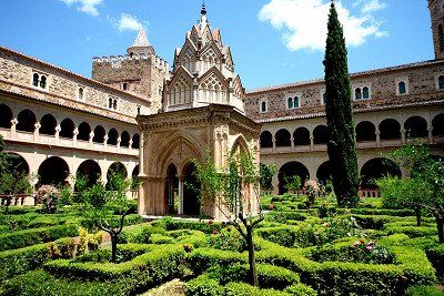 Kreuzgang und Garten im Mudejar-Stil im Kloster Guadalupe