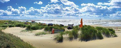 Strandkoerbe in den Duenen am Borkumer Suedstrand