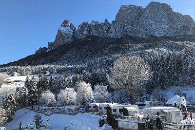 blick auf den Campingplatz Seiser Alm und den Rosengarten im Winter