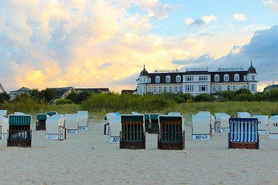 Strand, Strandkoerbe und Baederarchitektur in Ahlbeck