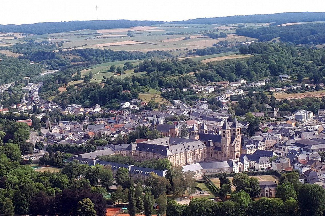 Blick von oben auf den Abteipalast von Echternach, Luxemburg