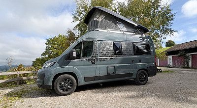 Sunlight Campervan Vanlife mit geoeffnetem Panoramadach 