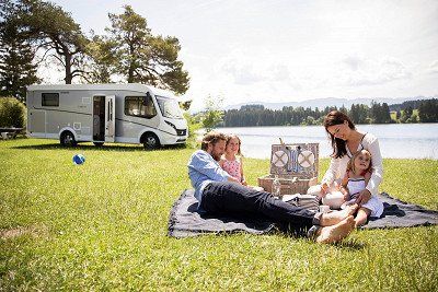 Familienpicknick am See mit Dethleffs Wohnmobil