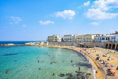 Badegäste am Strand von Gallipoli im Sommer
