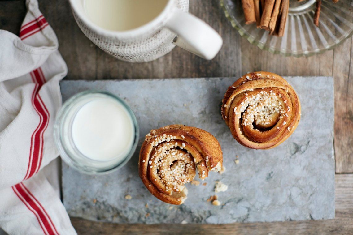 Schwedische Kanelbullar in der typischen Zimtschneckenform