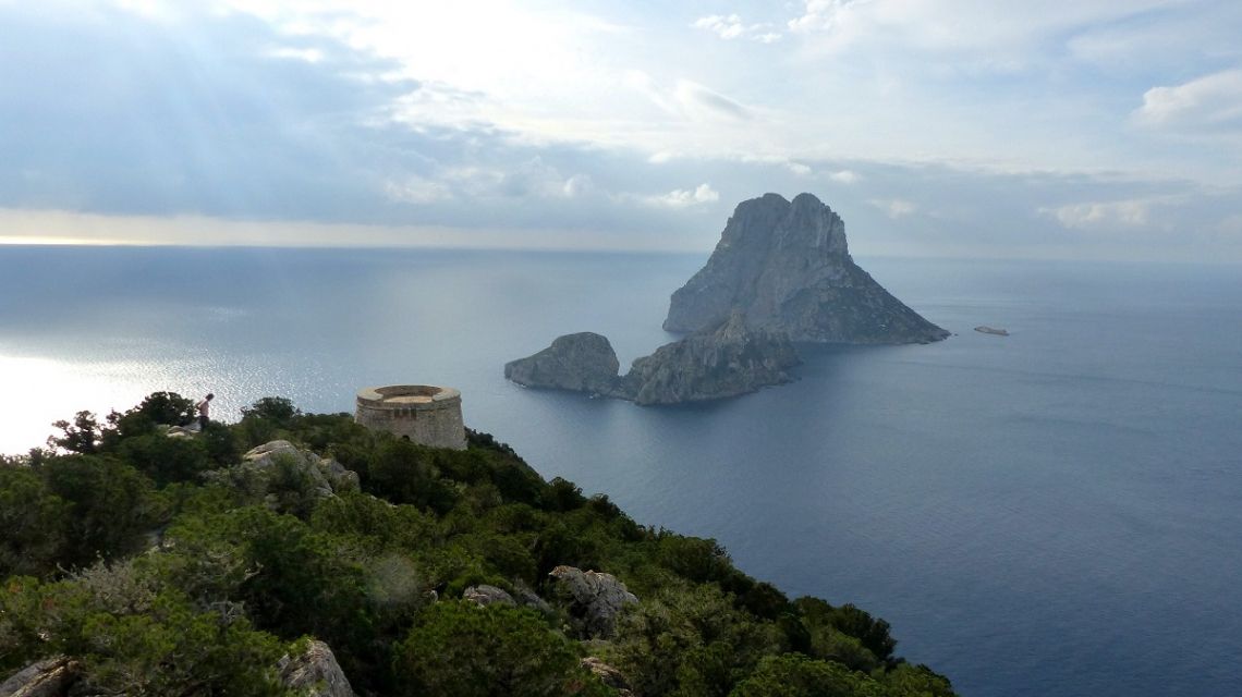 Blick von Ibiza auf die Insel Es Vedra