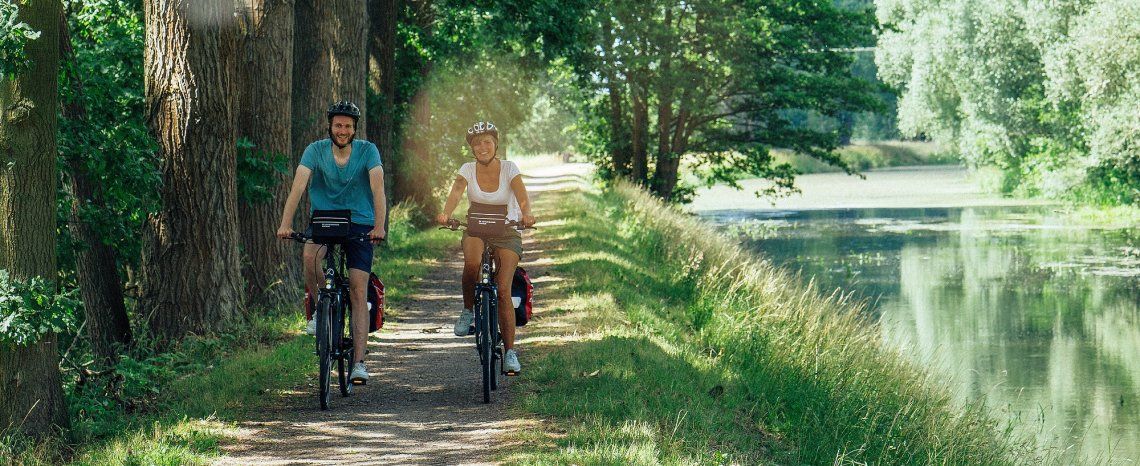 Radfahrer am Wasserlauf in Mecklenburg-Vorpommern