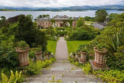 Bantry House mit umgebender Landschaft und Wasser 