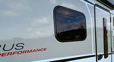 Detailaufnahme Rahmenfenster am Dethleffs Wohnmobil Globebus Performance