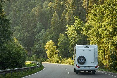 Hymer Wohnmobil auf Straße im Schwarzwald 