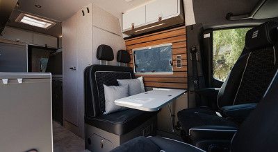Sitzgruppe und Multifunktionswand im Hymer Campervan Grand Canyon S 600 CrossOver