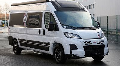 LMC Campervan Innovan 603 mit Jubiläumsbeklebung von aussen
