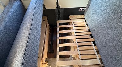 Ausgezogener Lattenrost unter der Sitzbank im Sunligth Campervan Cliff 540 V Vanlife