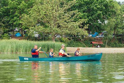 Familie im Kanu vor Campingplatz Havelberge