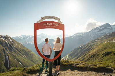 A couple at the photo spot on the Furka Pass