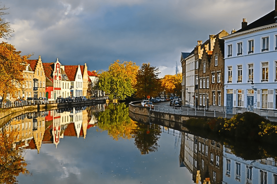 In het najaar kleuren de bomen in Brugge in de mooiste herfstkleuren. In het najaar kleuren de bomen in Brugge in de mooiste herfstkleuren.