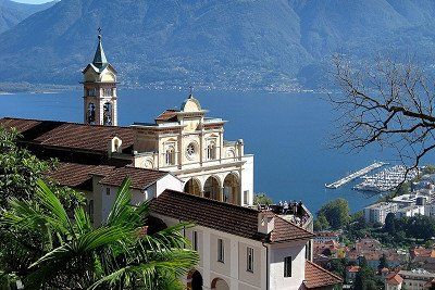 Uitzicht op het Lago Maggiore en de kerk Madonna del Sasso in Locarno
