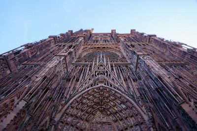 Aussenfassade Strassburger Muenster mit rotem Sandstein 