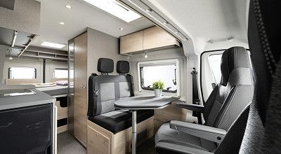 Blick in den Wohnraum im Dethleffs Campervan Globetrail Active