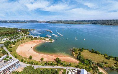 Uitzicht van bovenaf op de kleine Brombachsee